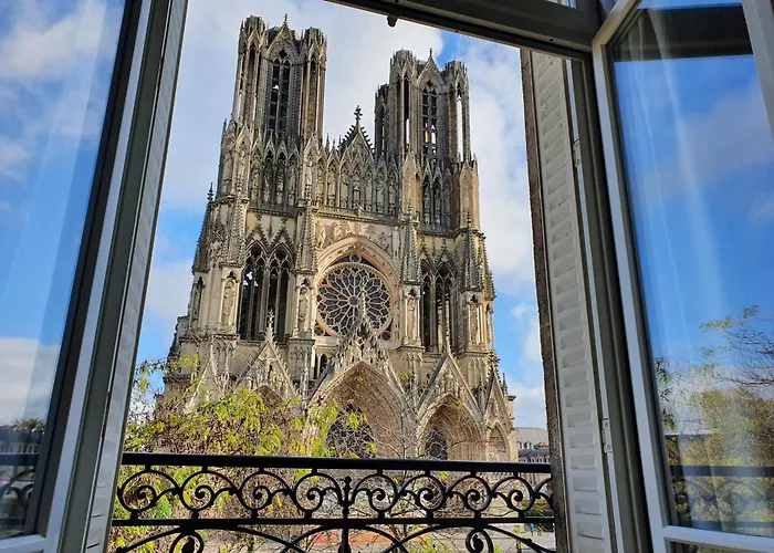 Vue Exceptionnelle Sur La Cathedrale, Haut Standing Et Garage Prive