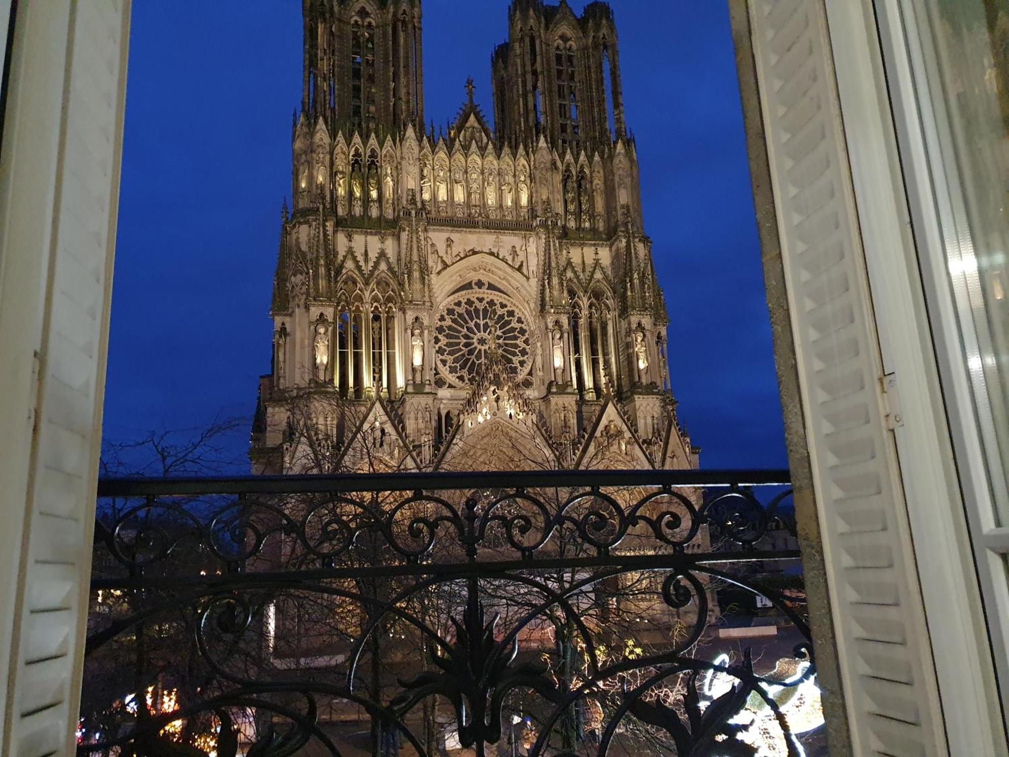 Appartement Vue Exceptionnelle Sur La Cathedrale, Standing Et Garage Prive Reims