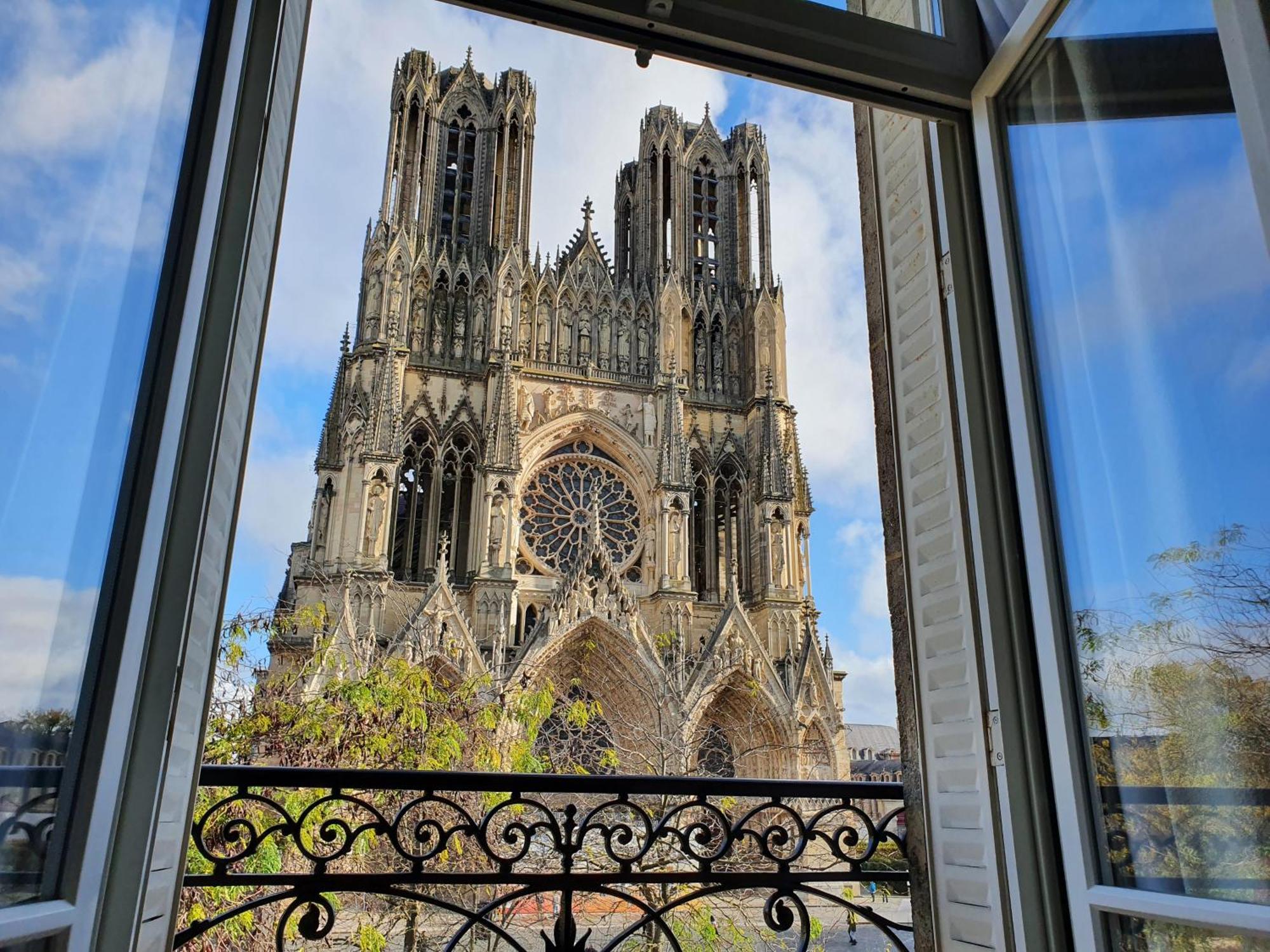 Vue Exceptionnelle Sur La Cathedrale, Standing Et Garage Prive Reims